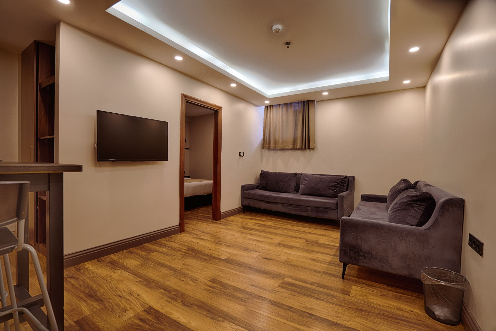 Basement 1+1 suite içindeki ayrı oturma alanı