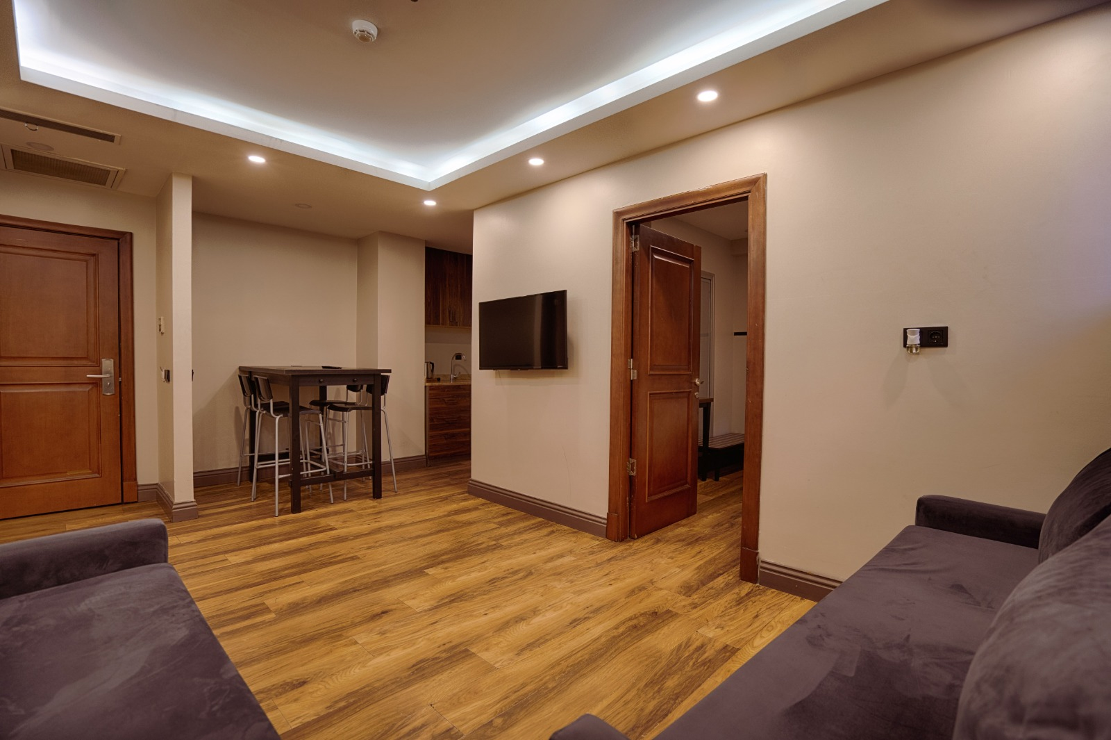 Basement 1+1 suite oturma alanından yatak odasına geçiş