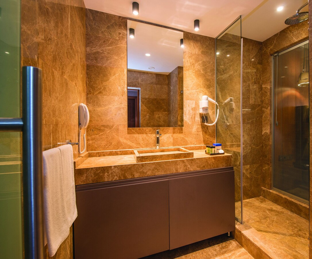 2003 suit odasının lavabo ve duş alanı