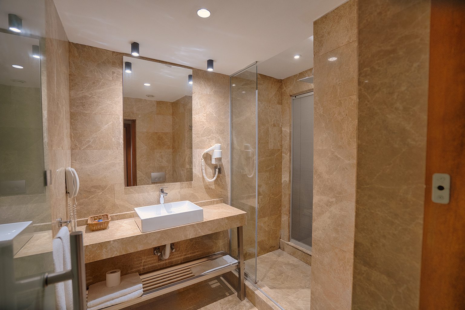 Şişli suit hotel banyo ve konaklama detayı - TheWay Hotel